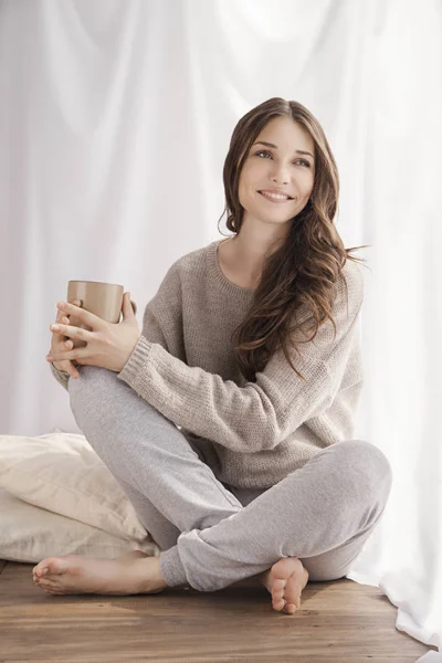 Kávét iszik, ül az ablakban a gyönyörű nő — Stock Fotó