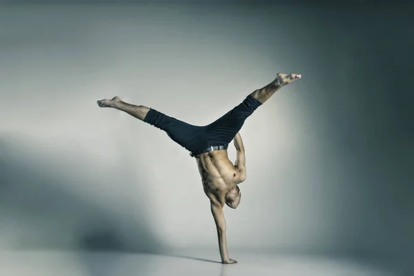 Joven y elegante bailarina de ballet moderna —  Fotos de Stock