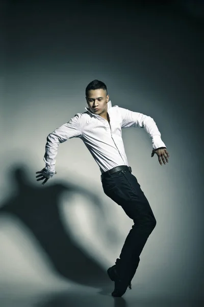 Modern Style Tänzerin posiert auf grauem Hintergrund — Stockfoto