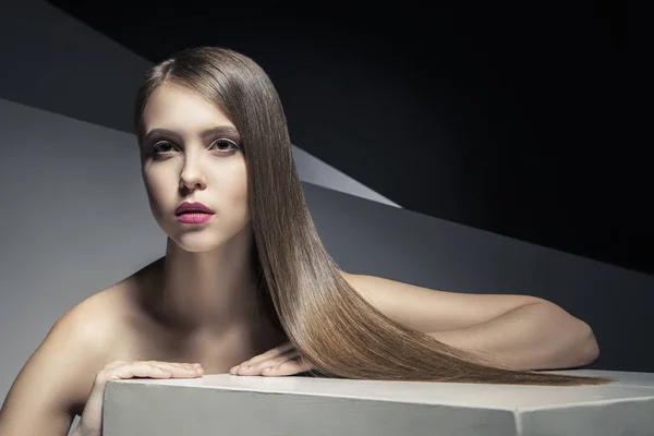 Mujer joven calma con el pelo brillante mirando hacia otro lado —  Fotos de Stock