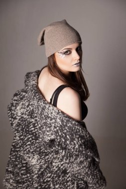 genç kadın onu kollamaya dönük .