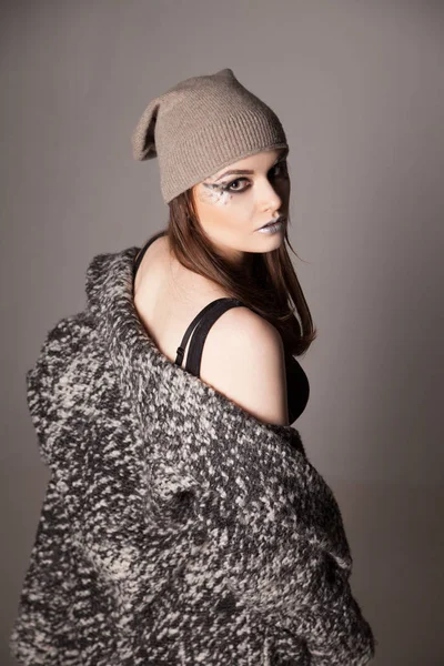 genç kadın onu kollamaya dönük .