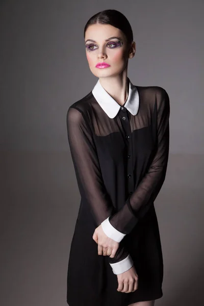Mode Image jeune femme en robe noire. Gros plan . — Photo