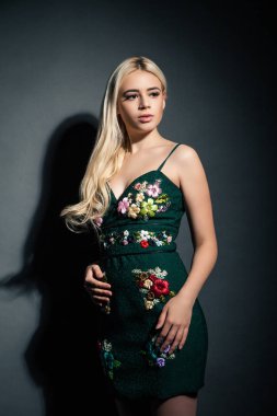 Genç kadın model siyah elbisenin içinde poz