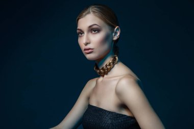 Örgü boynuna kadınla