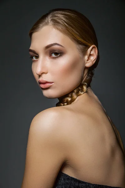 Femme avec des cheveux collier rond — Photo