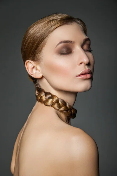 Frau mit Haar Rundhalskette — Stockfoto