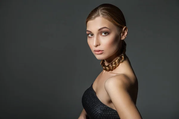 Mujer con trenza cuello redondo —  Fotos de Stock