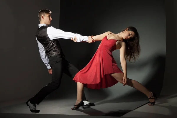 Tanzpaar hält Händchen — Stockfoto