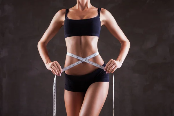 Mulher mesuring sua cintura — Fotografia de Stock