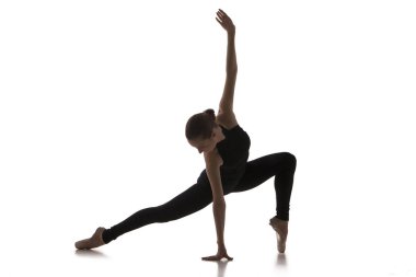 Beyaz arka plan üzerinde izole genç modern bale dansçısı