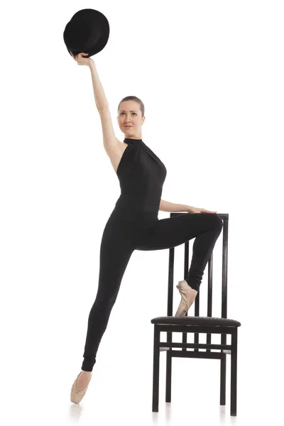 Αρκετά νέο ballerina ποζάρει με καρέκλα. Απομονωθεί σε λευκό — Φωτογραφία Αρχείου