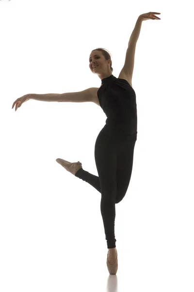 Молодая танцовщица балета на белом фоне — стоковое фото
