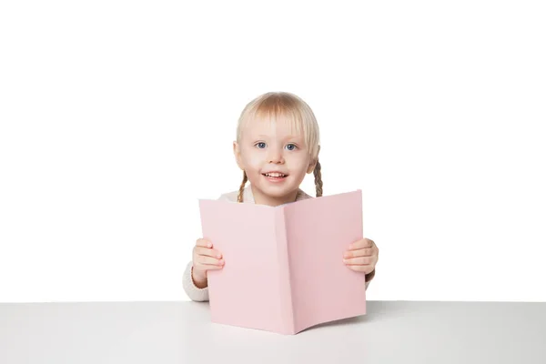 Menina feliz bonito lendo um livro. Isolado sobre fundo branco — Fotografia de Stock