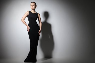 güzel kadın model şık siyah elbise poz