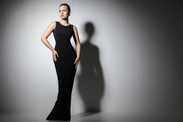 Güzel kadın model şık siyah elbise poz — Stok fotoğraf