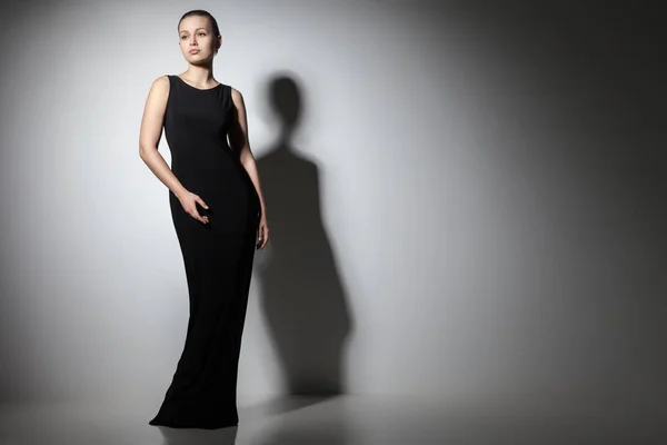 Hermosa mujer modelo posando en elegante vestido negro —  Fotos de Stock