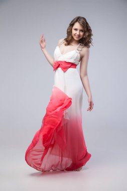 Elbise çırpınan içinde zarif kız