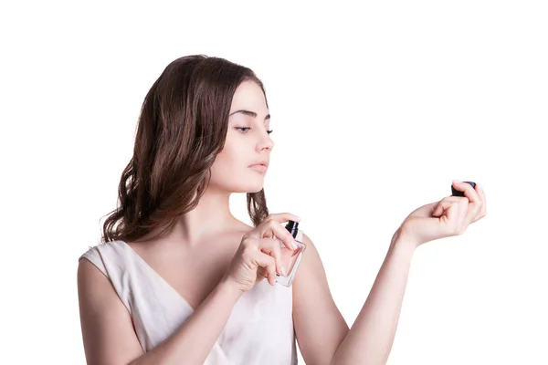 Jonge vrouw genieten van een geur van het parfum — Stockfoto