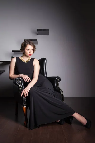 肘掛け椅子に座って美しいエレガントな女性 — ストック写真