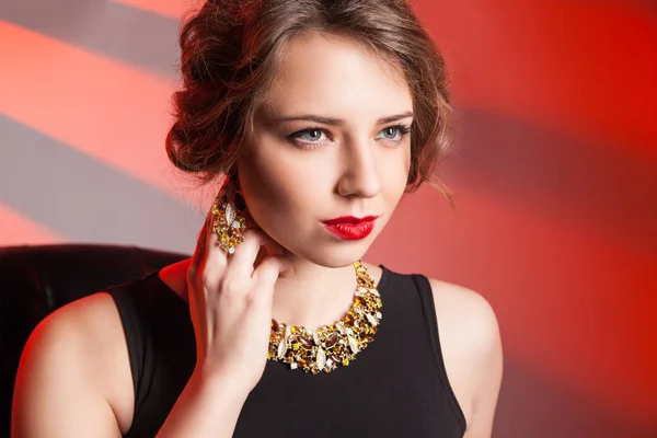 Beautiful woman with evening make-up. Jewelry and Beauty. — Stock Photo, Image