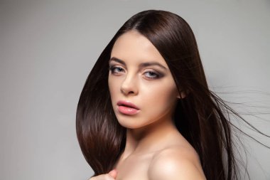 Güzel esmer kameraya bakıyor