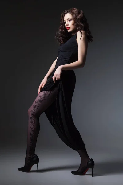 Linda fêmea mostrando uma perna — Fotografia de Stock