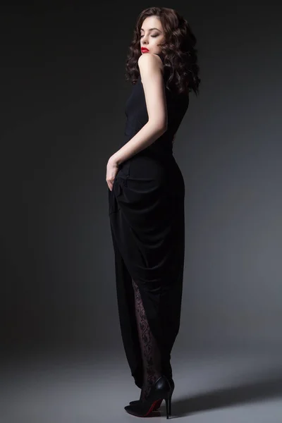 Atrakcyjna kobieta w czarnej sukni — Zdjęcie stockowe