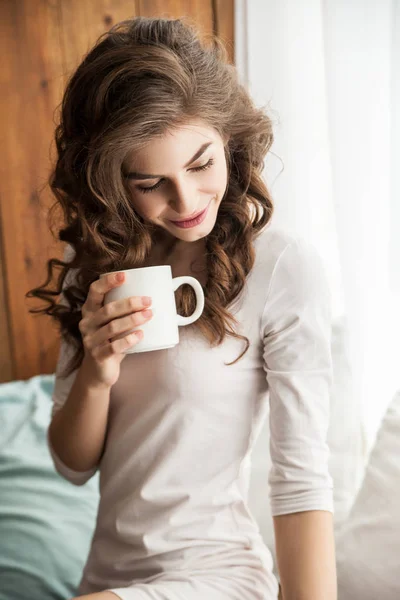 Mujer joven con taza blanca — Foto de Stock