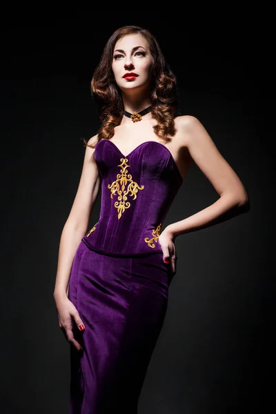 有魅力的女人，穿紫色的裙子 — 图库照片