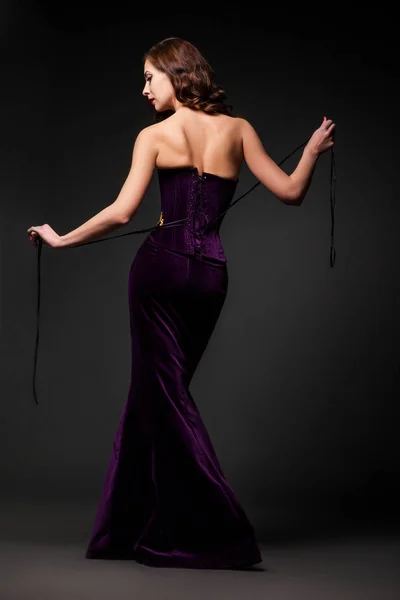 Frau posiert in lila Kleid — Stockfoto