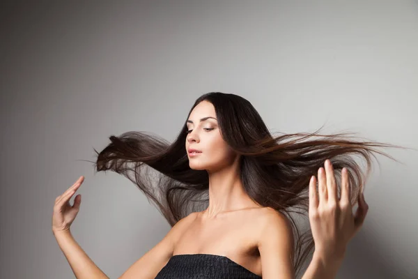 Femmina ritoccando i capelli — Foto Stock