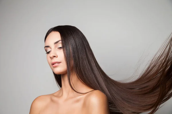 Donna con capelli volanti — Foto Stock