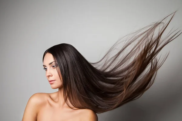 Vrouw met vliegend haar — Stockfoto