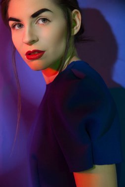 Mavi elbiseli poz kadın