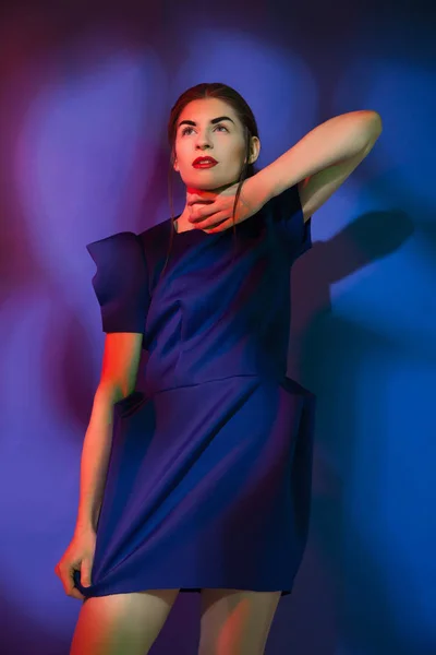 Hübsche junge Frau trägt blaues Kleid — Stockfoto