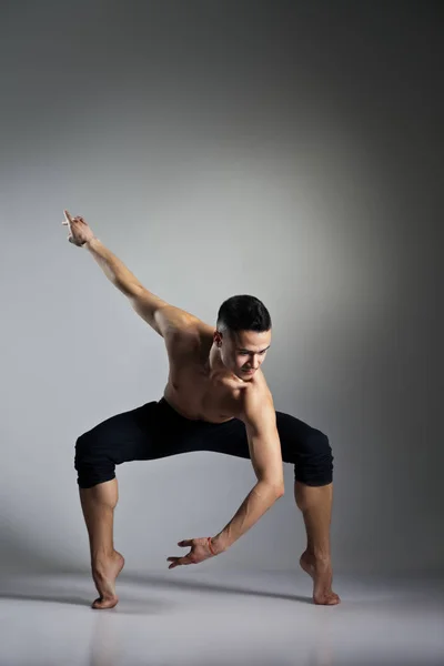 Jeune et élégant danseur de ballet moderne — Photo