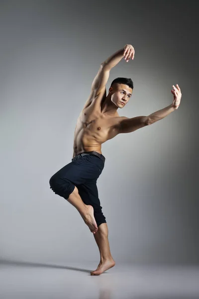 Jeune et élégant danseur de ballet moderne — Photo