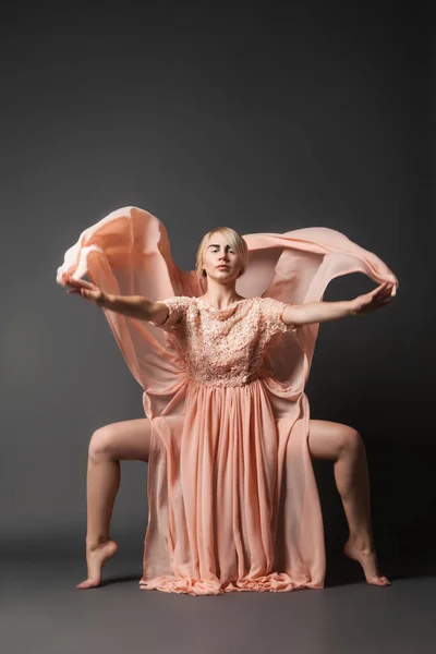 Frau tanzt im Chiffonkleid — Stockfoto