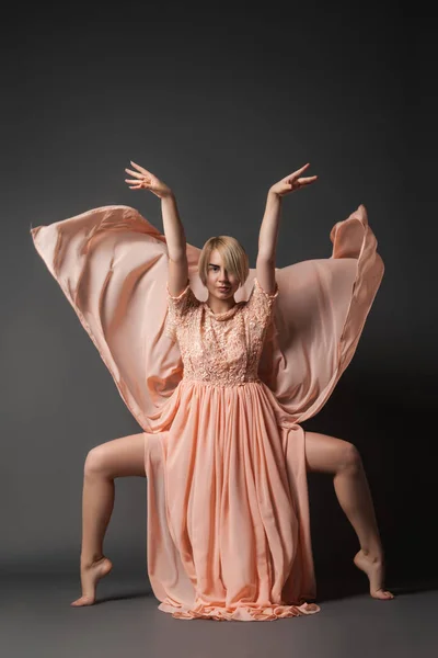 Kvinna dans i chiffong klänning — Stockfoto