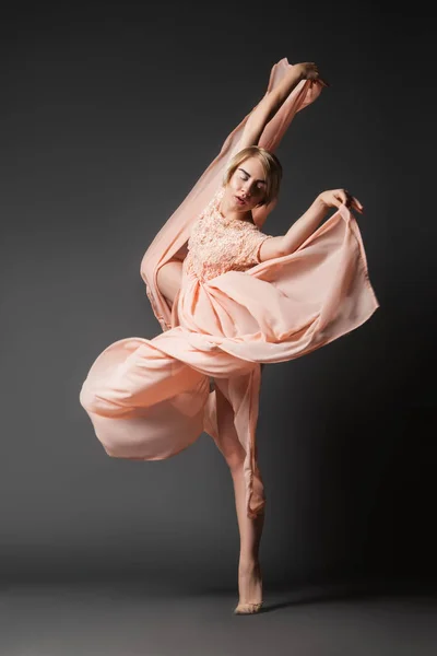 Женщина танцует в шифонском платье — стоковое фото