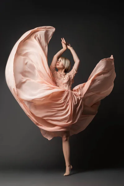 Woman dancing in chiffon dress — Stock Photo, Image