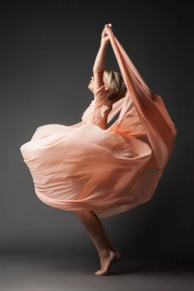 Frau tanzt im Chiffonkleid — Stockfoto