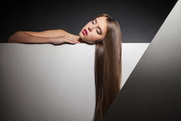Közeli kép a csukott szemű fiatal nő, hosszú szép haj — Stock Fotó