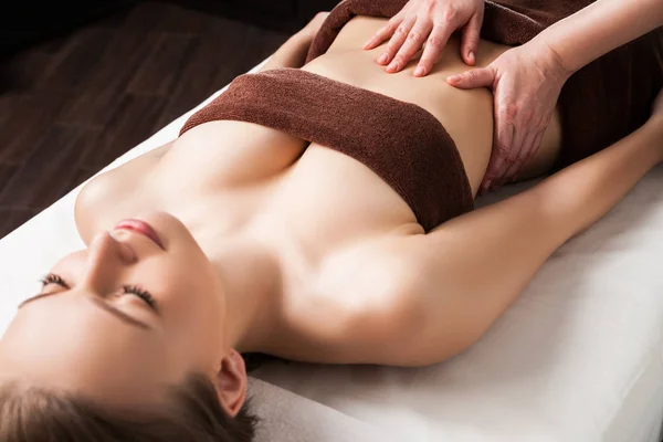 Mujer disfrutando de masaje con aceite de Ayurveda en spa — Foto de Stock