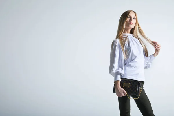 Donna alla moda con una borsa sullo sfondo leggero — Foto Stock