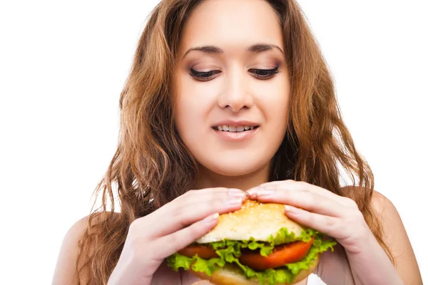 Feliz jovem mulher comer Grande gostoso hambúrguer isolado — Fotografia de Stock