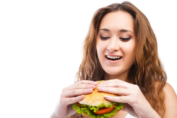 Šťastná mladá žena jíst velké lahodný hamburger, samostatný — Stock fotografie