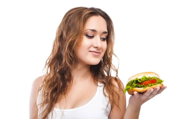 Šťastná mladá žena jíst velké lahodný hamburger, samostatný — Stock fotografie