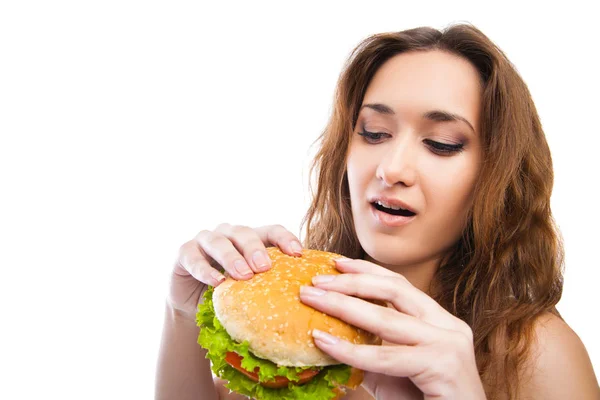 Šťastná mladá žena jíst velké lahodný hamburger, samostatný — Stock fotografie